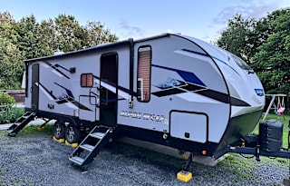2023 Cherokee Alpha Wolf 32' SLEEPS 6-10!