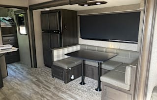 Luxury Camping! Fully Equipped 35ft 5th Wheel!