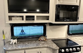 Family Friendly 5th wheel (TRIPLE BUNKS)
