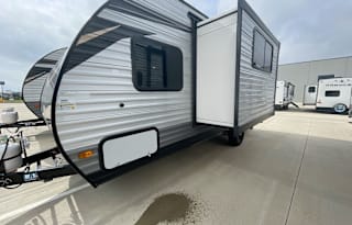 2024 Aurora Light 18BHS Queen Bed and Bunks!