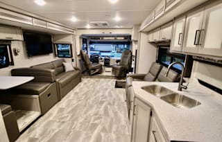 BRAND NEW! Memory Maker II 2023 Thor Windsport 34’