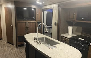 2018 Cruiser Radiance Ultra Lite 33TS
