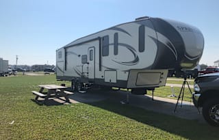 SunNFun Family 5th Wheel