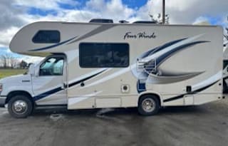 2018 Thor Motor Coach Four Winds, Sleeps 6/25ft