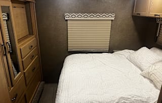 Family Friendly RV sleeps 9 with Kids Bunks!