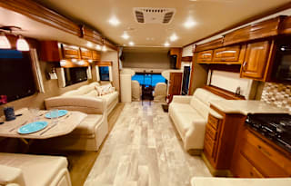 37’Luxury SuperC Diesel-Freightliner-3Slide-Sleep9