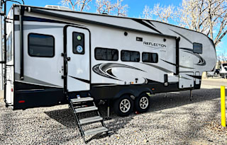 Grand Adventure pet friendly 5th Wheel Rental