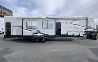 44' 5th Wheel w/ Rear Bath/Bunkhouse Sleeps 8