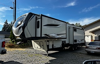 Adventure RV for Rent Sleeps 8, Bunkhouse + Loft!