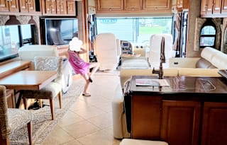 2015 Winnebago Adventurer 38Q