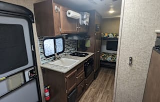 Fun-Sized Family Camper <4000lbs! Features Galore!