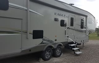 Modern 5th Wheel- ONLY set up on a local campsite