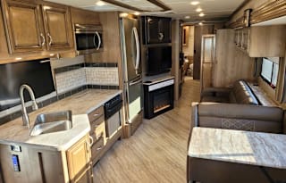 DELIVERY: 2019 Bounder - 2FB - 3 Bunks - Washer