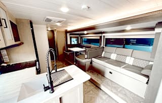 BRAND NEW!! 2024 Wildwood 28VBXL fit for a KING!!