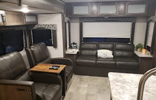 Maples' Manor - 2021' 32' Coleman 2955rl