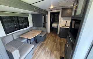 Keystone Bullet. Sleeps 8. Delivery Available.
