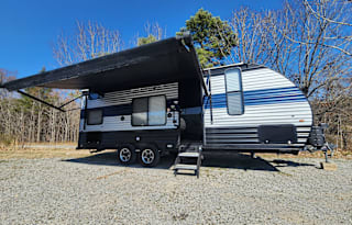 Rolling Retreats 2022 Cherokee Grey Wolf