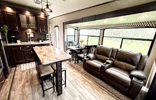 Phoenix Luxe Retreat – 2 Bedroom Family 5th Wheel