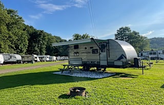 Cozy weekend getaway Summit series Bunk house 18ft