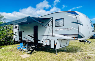 2022 Cherokee Arctic Wolf Fifth-wheel