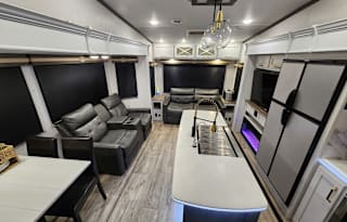 Pet Friendly Full Service Luxury 2 Bedroom RV
