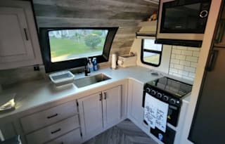 Beautiful Luxury travel trailer w/ King size bed