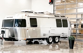 "Sunny The Airstream" 2020 Flying Cloud 25FB