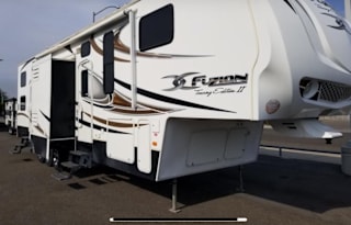 Great Toy hauler 5th wheel for the entire family!