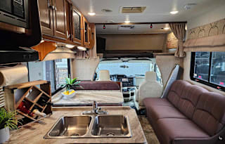Beautiful Leprechaun Coachmen-Beginner's Dream!