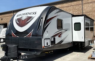 Enjoy this great, clean 2017 38’ RV! Like new!