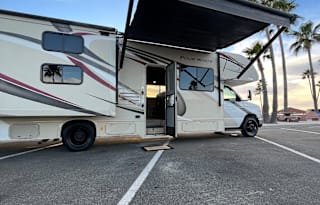 29B Thor Luxury 10 Sleeper Bunks 2 SlideOuts! Wifi