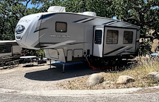 NEW! Cherokee Arctic Wolf with BUNKHOUSE!!