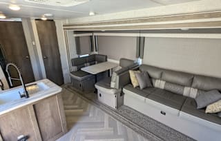 Beautiful Spacious Bunkhouse Pet-Friendly Trailer!
