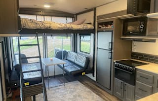 2021 Toy hauler FREE 2 kayaks & 2 free SUP’S