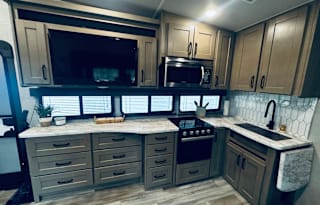 ****Adventure-Ready Family Camper – Sleeps 8***