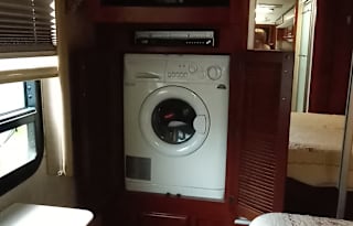 2006 Fleetwood Discovery Motor Home, 39 ft