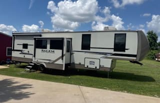 LUXURY 2 BED, 2 BATH RV W/ PRIVATE SUITE & ENTRY