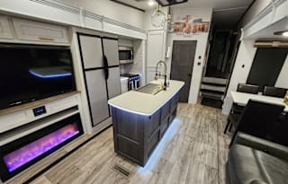 Pet Friendly Full Service Luxury 2 Bedroom RV