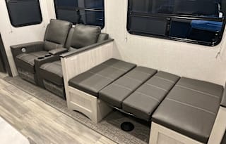 Amazing RV -2 Bedrooms, 1.5 Baths, Fully Equipped!