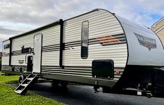 **Sleeps 10!** 2021 Wildwood Adventurer