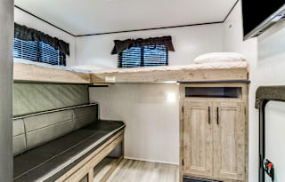 SLEEPS 6, WIFI Anywhere, Outdoor fridge & Grill