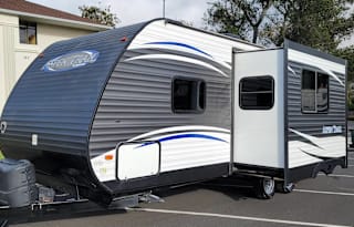 Spacious Clean 27.5' Travel Trailer w/ slide-out