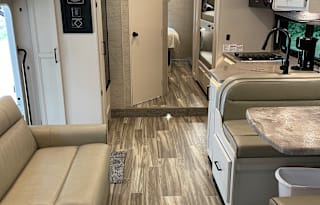 Rollin Ritz  2022 Thor Motor Coach Four Winds 31E