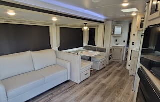 Spacious Family & Pet Friendly RV Rental