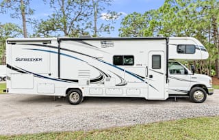 "Sunny"-Super fun and roomy Sunseeker RV
