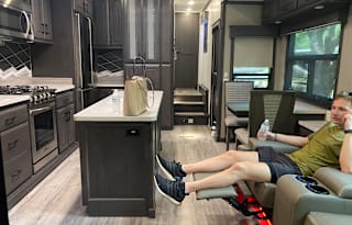 2021 DRV Luxury Suites FullHouse JX450