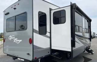 NEW 5TH WHEEL CAMPER WITH ROOM FOR EVERYONE!