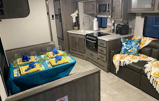 2021 30ft Coachmen Apex Lite Trailer