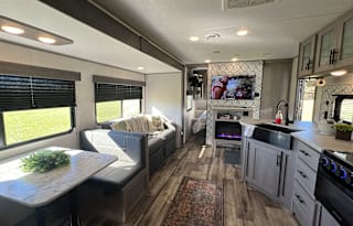 Beautiful getaway camper!!