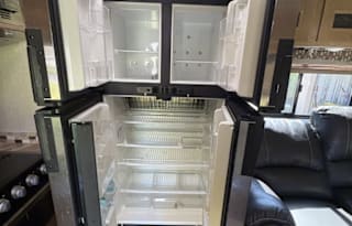 2019 Coachman Leprechaun 26' Sleeps up to 7